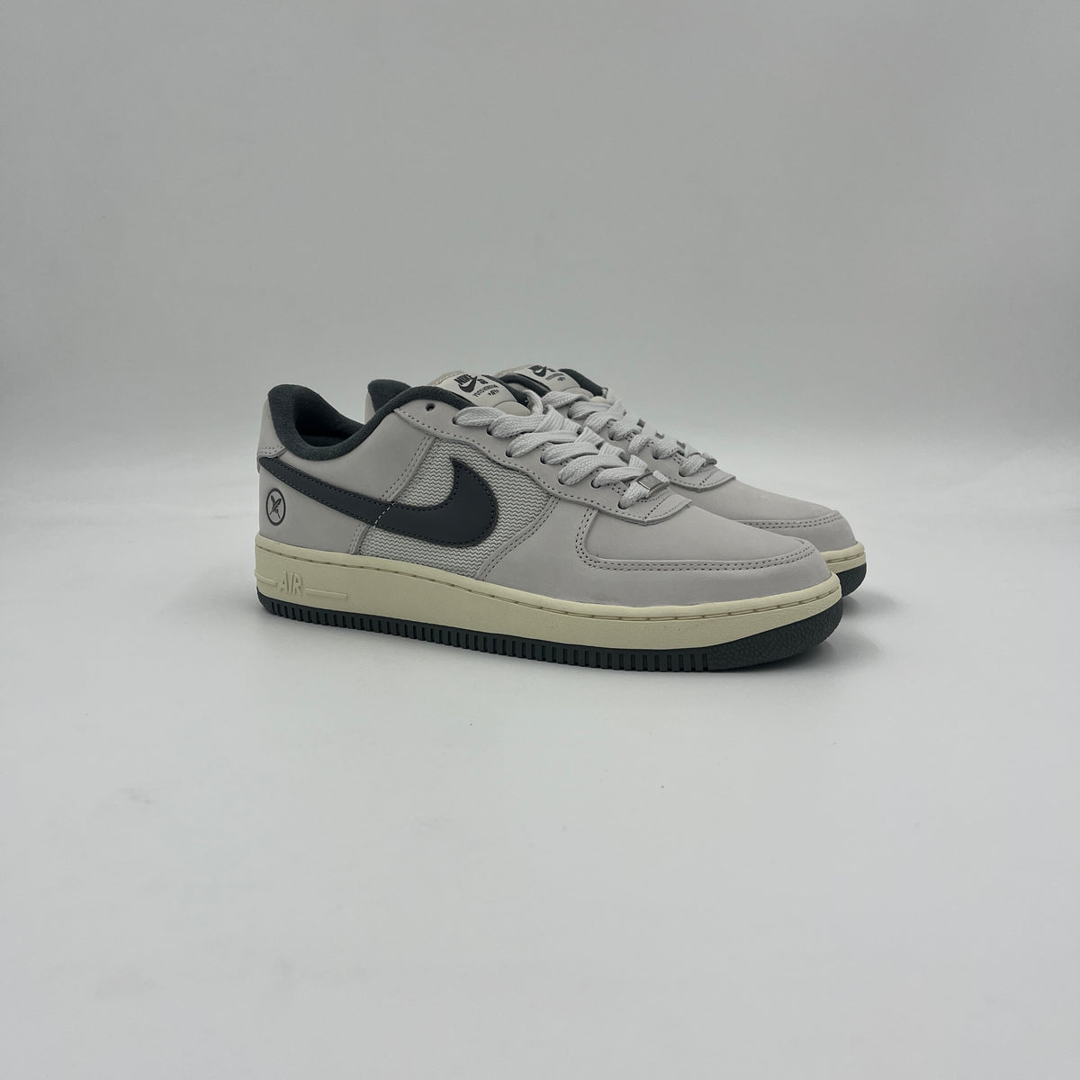 Air Force 1 Yuto (White/Iron Grey)