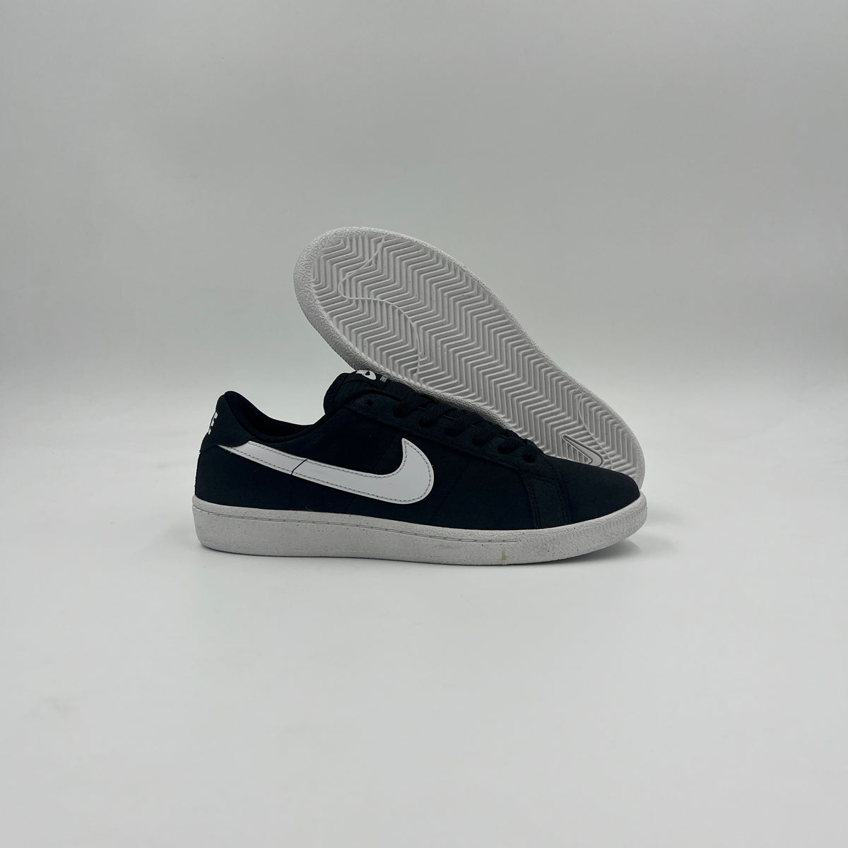 Tennis Classic (Black/White)